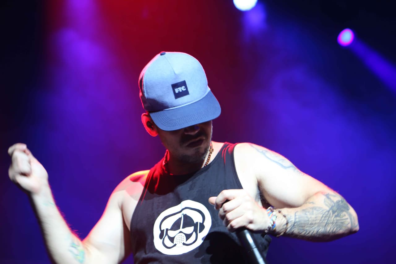 Aunque se tapó la cara con su gorra, Residente también interactuó con su público durante el show.