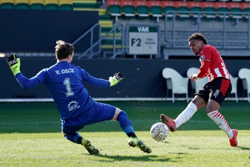 El PSV se impone 3-1 al Fortuna Sittard en la Jornada 25 de la Eredivisie. Eran Zahavi anotó doblete para los de Eindhonven y Noni Madueke anotó el tercer tanto. Cox anotó el gol en solitario para su equipo. El mexiano Erick Gutierrez entró de cambio al minuto 67.
