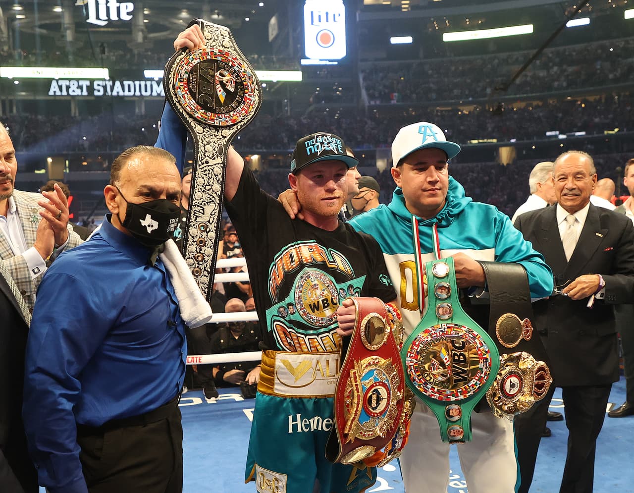 Canelo solo necesita el cinturón de Plant en sus manos para consagrarse como el primer boxeador mexicano y latinoamericano en unificar todo una división.