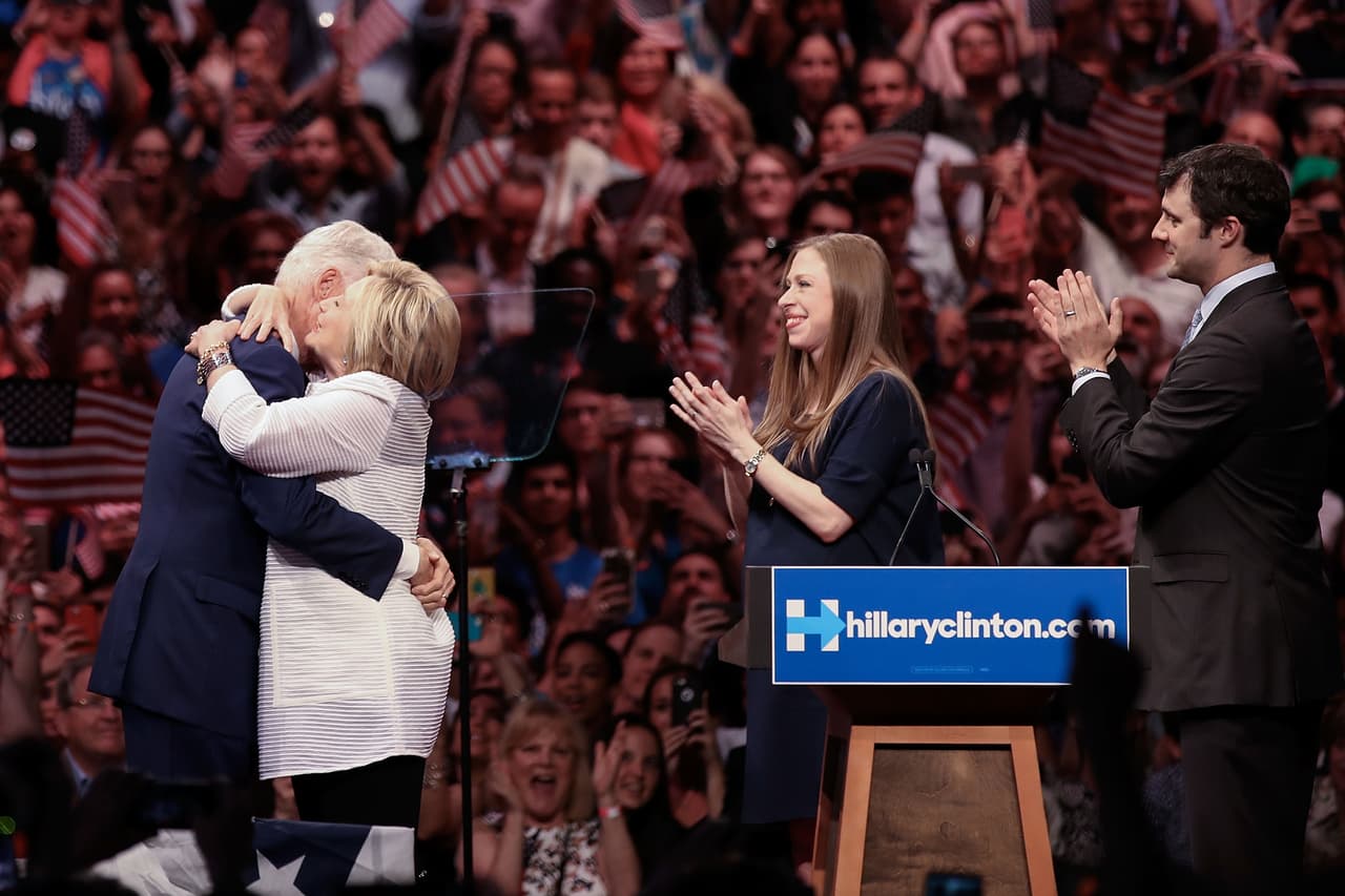 Hispanos brindan con Hillary Clinton ante su histórico avance en ruta a la Casa Blanca