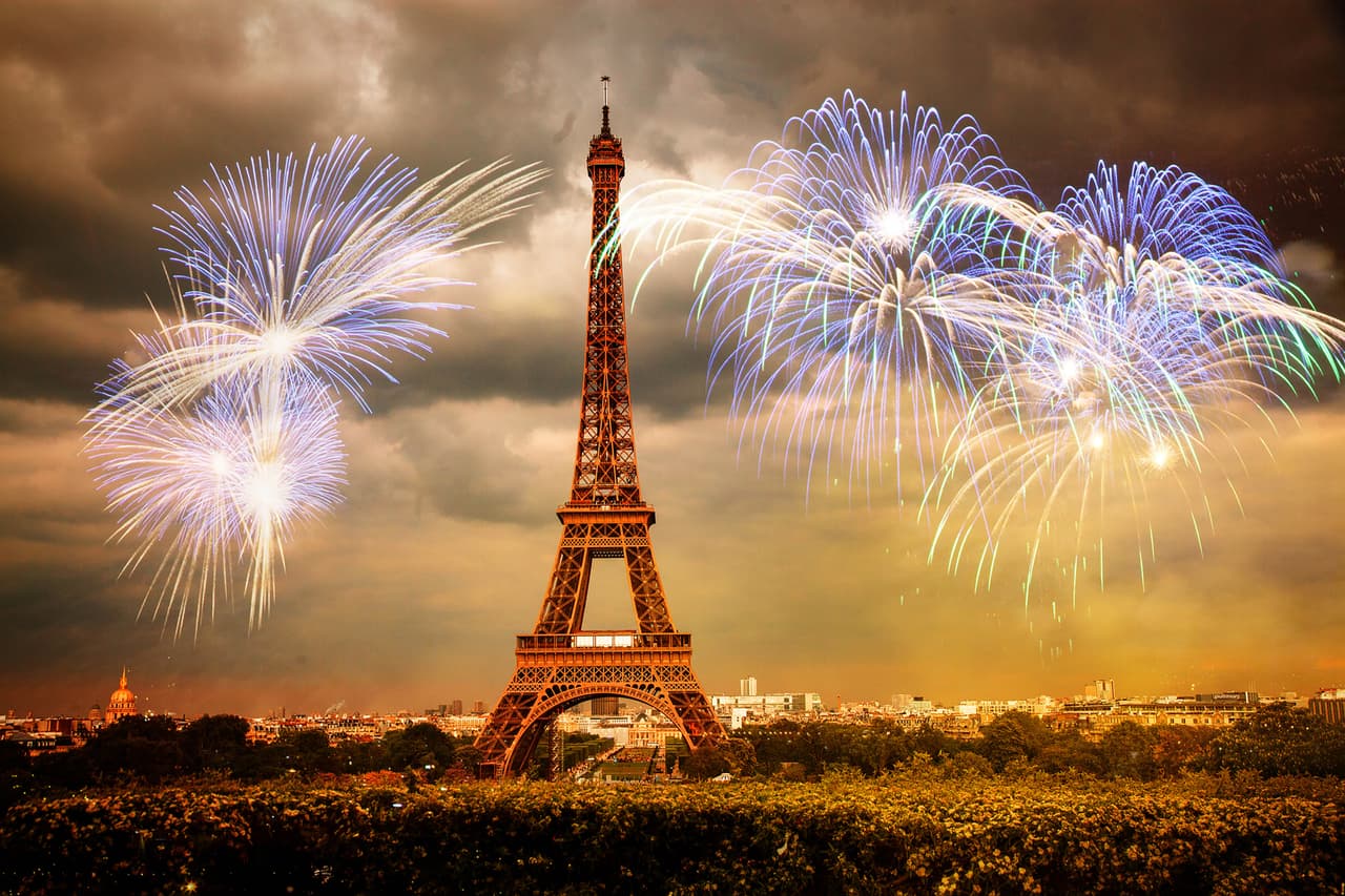 <b>París </b>
<br>
<br>Esta ciudad canceló su tradicional espectáculo de fuegos artificiales sobre la avenida de los Campos Elíseos para dar la bienvenida al año nuevo, debido a la nueva ola de contagios de covid-19. 
<br>
<br>El primer ministro francés, Jean Castex, dijo el viernes 17 de diciembre que 
<a href="https://www.reuters.com/world/europe/paris-cancels-new-years-eve-fireworks-omicron-spreads-bfm-tv-2021-12-18/"><u>las principales fiestas públicas</u></a> y los fuegos artificiales no se realizaran. También recomendó que incluso las personas vacunadas se hicieran una prueba para descartar el contagio antes de reunirse en fin de año.
<br>