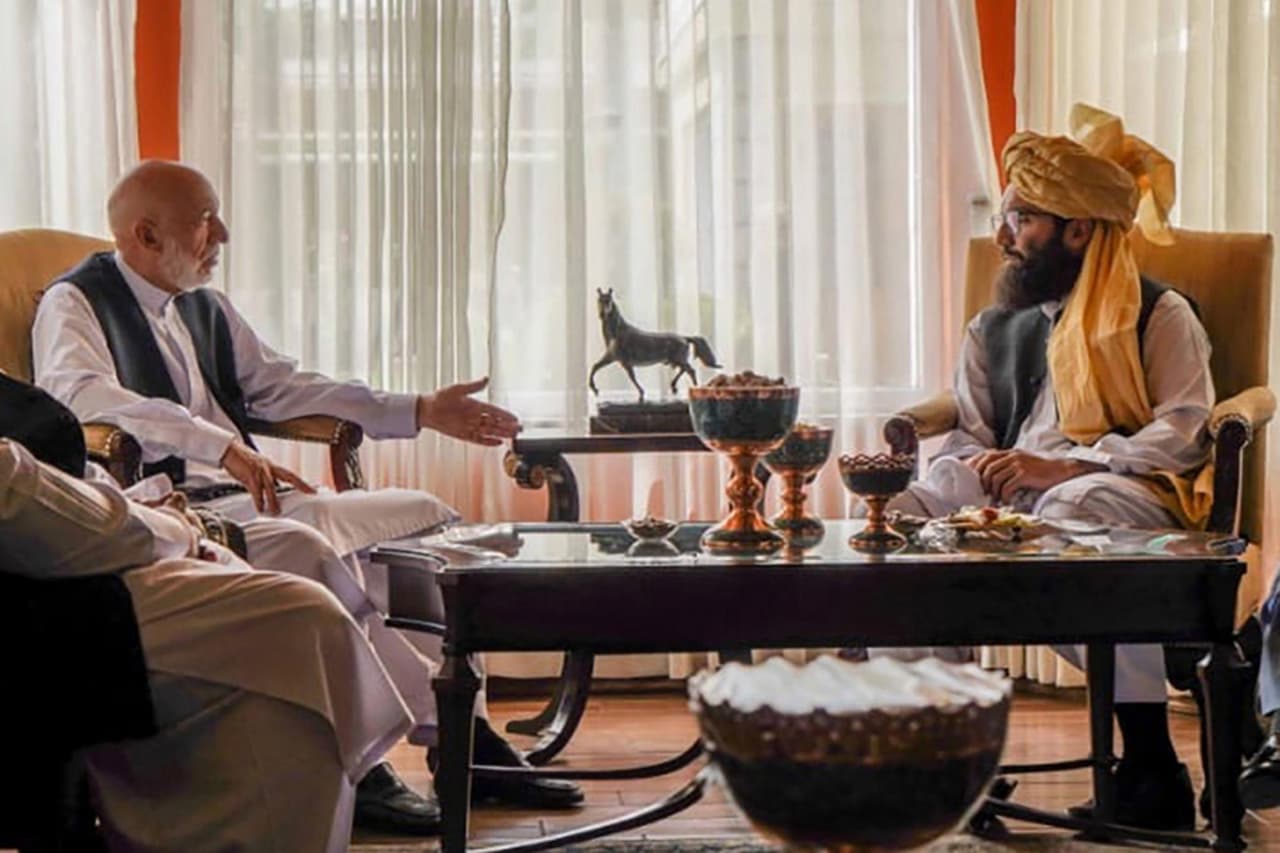 <b>AHORA: </b>Karzai ha sobrevivido a numerosos intentos de asesinato, pero cuando su segundo mandato expiró en 2014, el paso del poder a su sucesor, Ashraf Ghani, fue pacífico. Ghani dirigiría el país durante casi siete años, hasta que huyó ante el regreso triunfal de los talibanes.