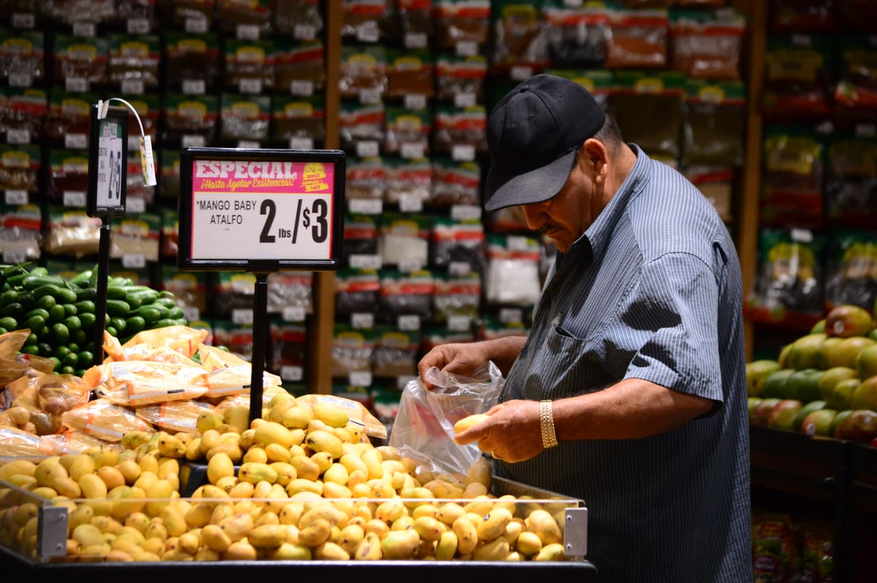 Además de los bancos de comida, el programa 
<a href="https://www.univision.com/local/los-angeles-kmex/quienes-pueden-recibir-calfresh-el-programa-de-alimentos-gratis-en-california">Calfresh</a> también ofrece estampillas y tarjeta electrónica para comprar alimentos en supermercados y hasta por internet.