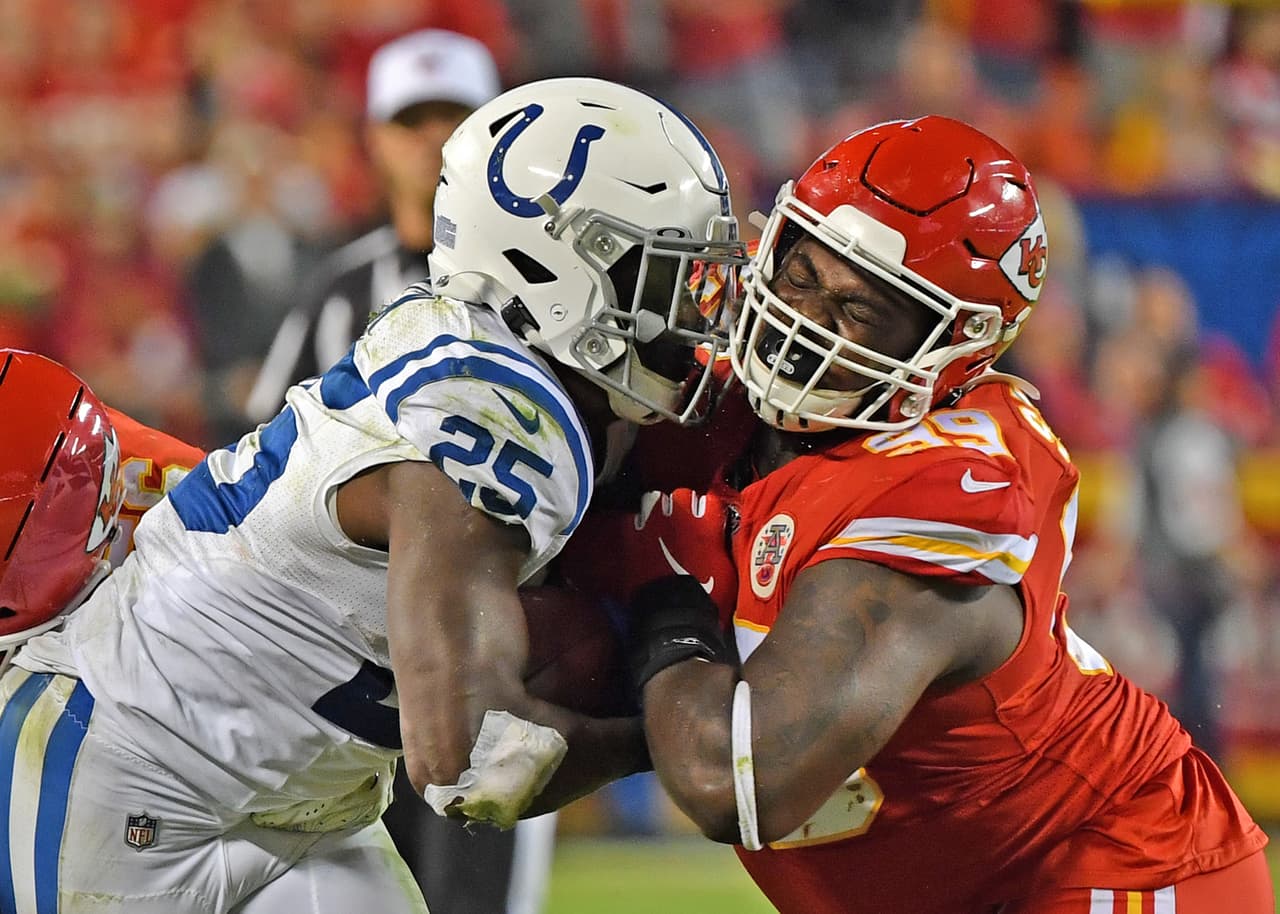 Indianapolis Colts 
<b>19-13</b> Kansas City Chiefs. Defensa sólida de los Chiefs, Khalen Saunders derriba a Marlon Mack e impide su avanzada.