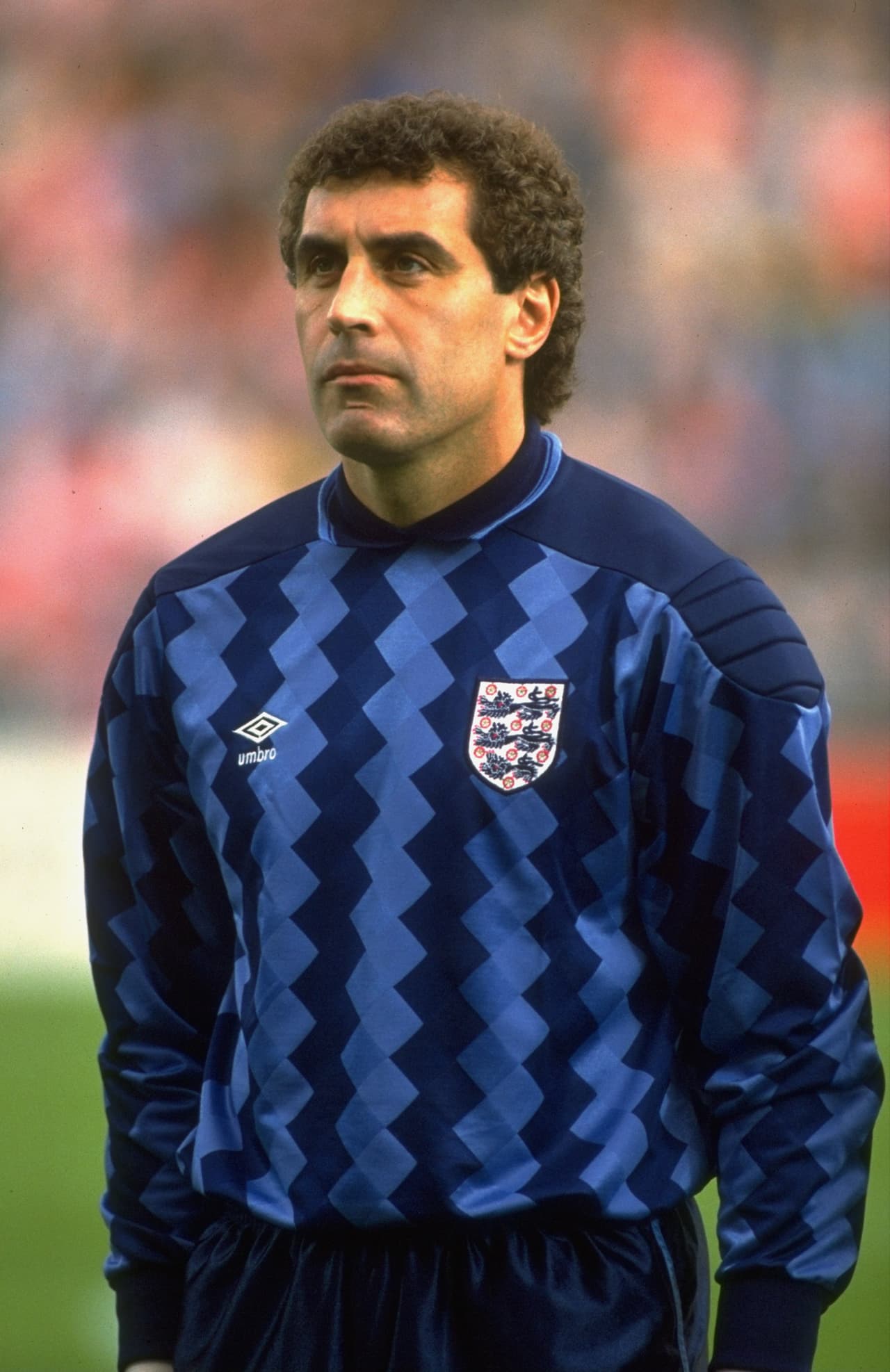 Peter Shilton - Llegó a 1,390 partidos como profesional jugando para Leicester City, Stoke City, Nottingham Forest, Southampton, Derby County, Plymouth, Bolton Wanderers, Leyton Orient, y la selecócin de Inglaterra entre 1966 y 1997.