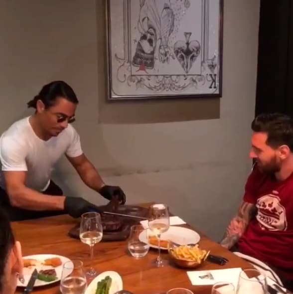 Lo primero, el corte de la carne expertamente realizado por Salt Bae, uno de los dos motivos por los que es reconocido el chef turco.