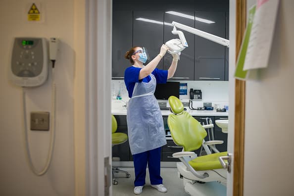 Los dentistas han tenido que extremar las normas de higiene en los consultorios.