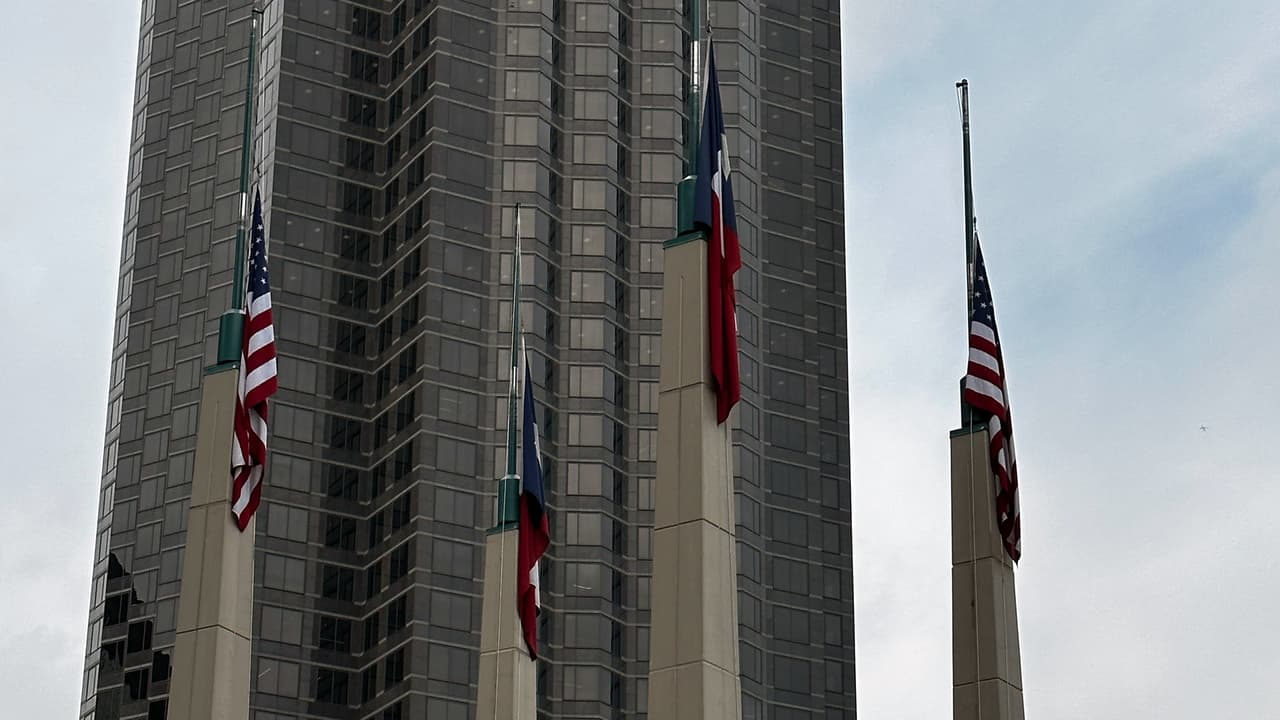 Texas amaneció de luto: Banderas ondean a media asta luego de la masacre en un centro comercial