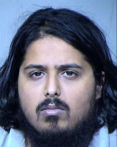 El SWAT de la policía de Tempe entregó una orden de allanamiento en 848 North Terrace Road en
<br>Velero. Un sospechoso, 
<b>Hyder Ahmed</b>, fue arrestado desde el interior de la residencia sin incidentes. Dentro de la residencia los detectives ubicaron los cartuchos de vape enumerados, marihuana, dinero y armas de fuego.
<br>