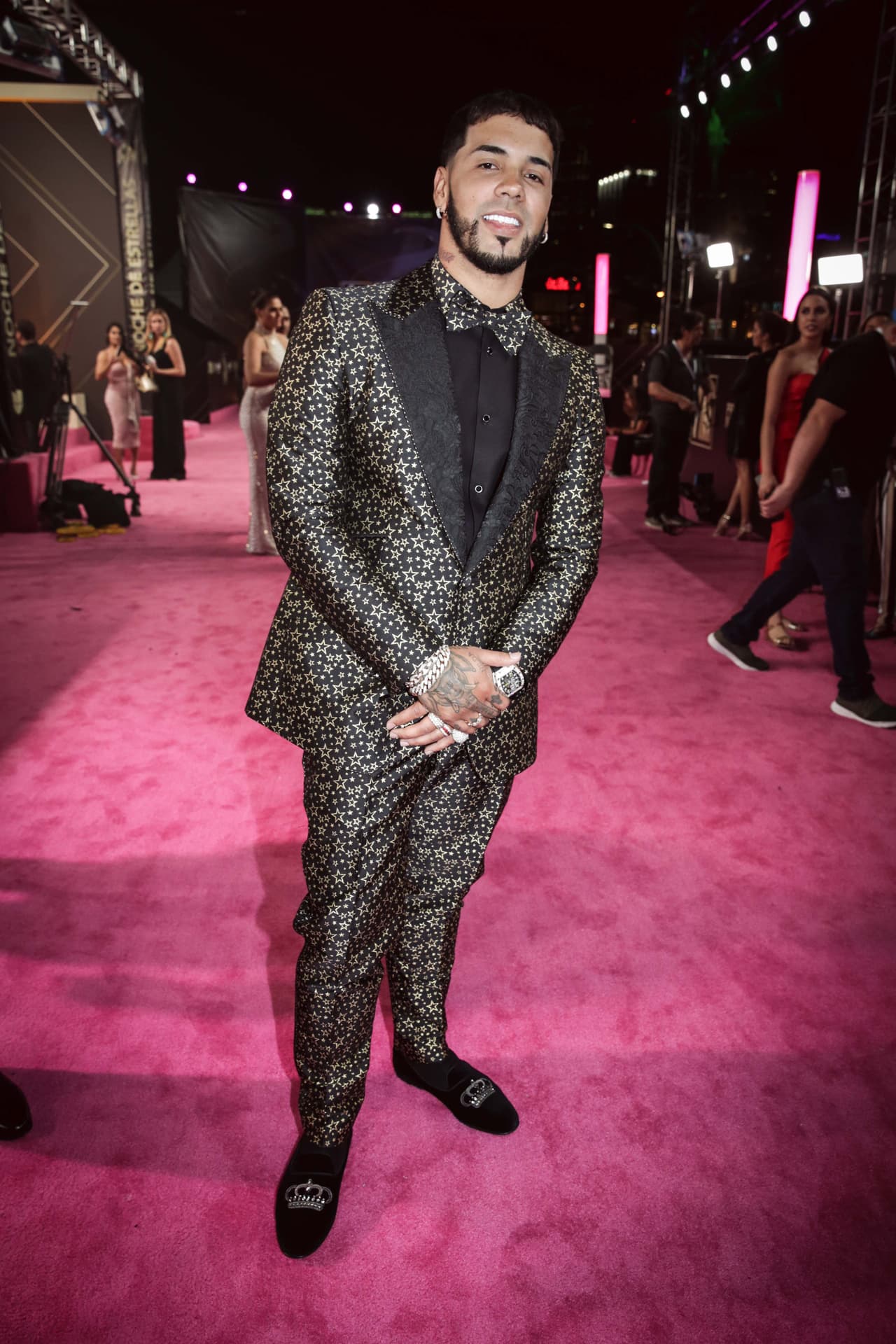 Annuel llegó solo a la alfombra magenta de Premio Lo Nuestro.