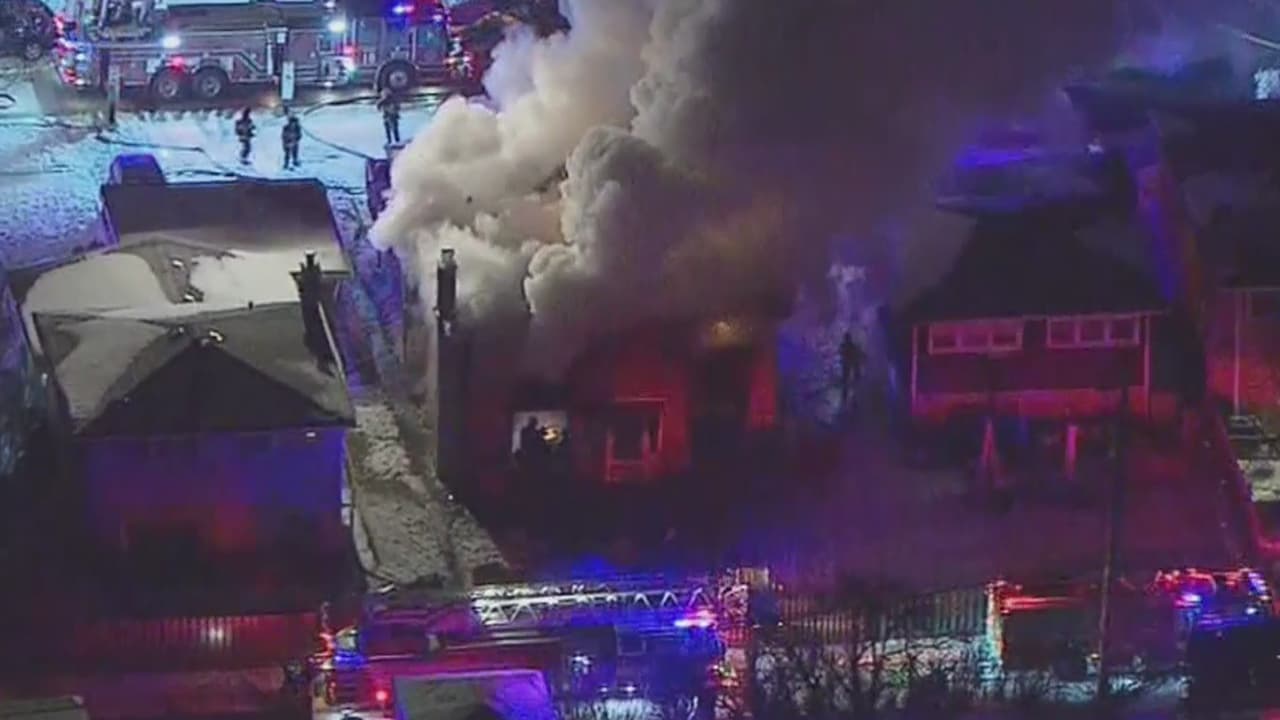 Bomberos combaten contra un incendio en Skokie, Illinois