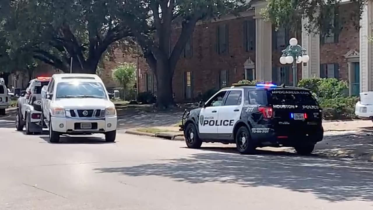 Aunque el sospechoso fue llevado al hospital con vida tras dispararse en la cabeza, murió minutos después.