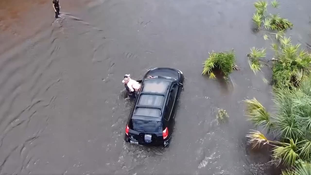 Rescate dramático en Manatee: Salvan a mujer de camino inundado tras el paso de huracán