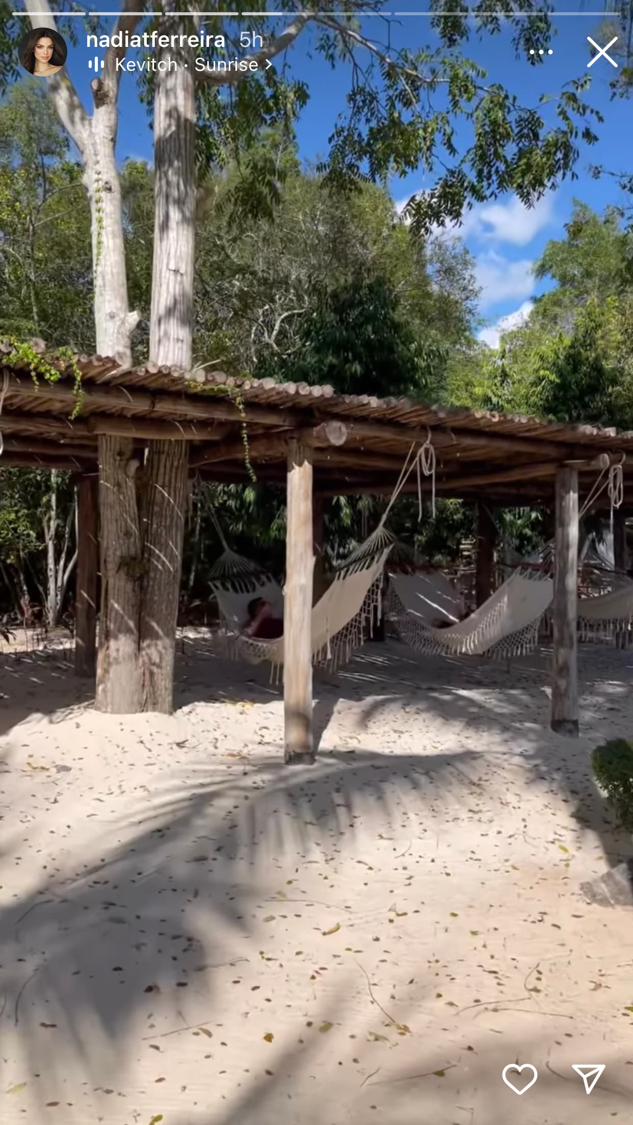 Es la primera ocasión en que se ve al cantante conviviendo con la madre de su novia.
<br>