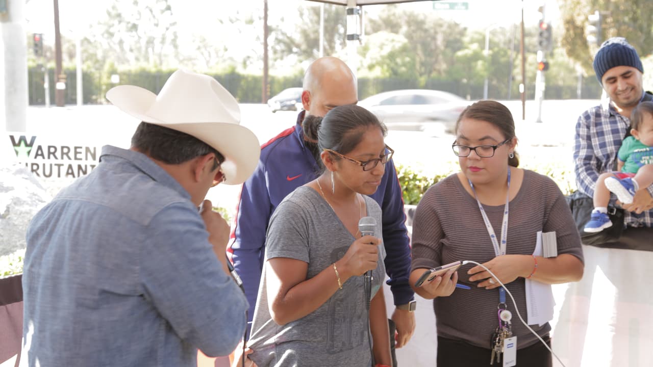 'El Bueno, La Mala y El Feo' entregando boletos en la ciudad de Carson.