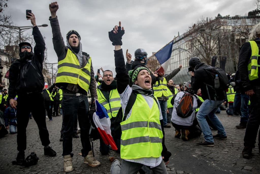 Manifestantes gritan consignas contra el gobierno mientras crece el temor de que el movimiento esté infiltrado por inconformes ultra violentos.
