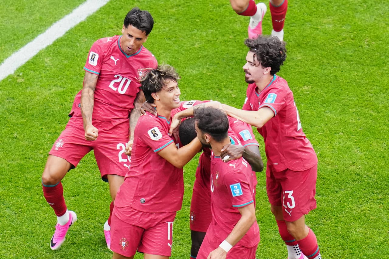 Nuno Mendes, de Portugal, en el centro, celebra el segundo gol de su equipo durante el partido de fútbol del Grupo K de la Copa Mundial entre Portugal y Uzbekistán