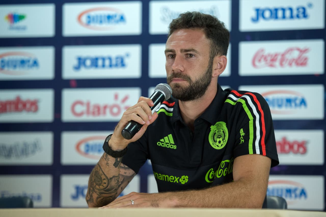 Layún tiene tres ídolos en el futbol europeo y uno en el futbol mexicano, sus referentes son unas leyendas como Luis Figo, Ronaldinho, Zinedine Zidane y Cuauhtémoc Blanco.