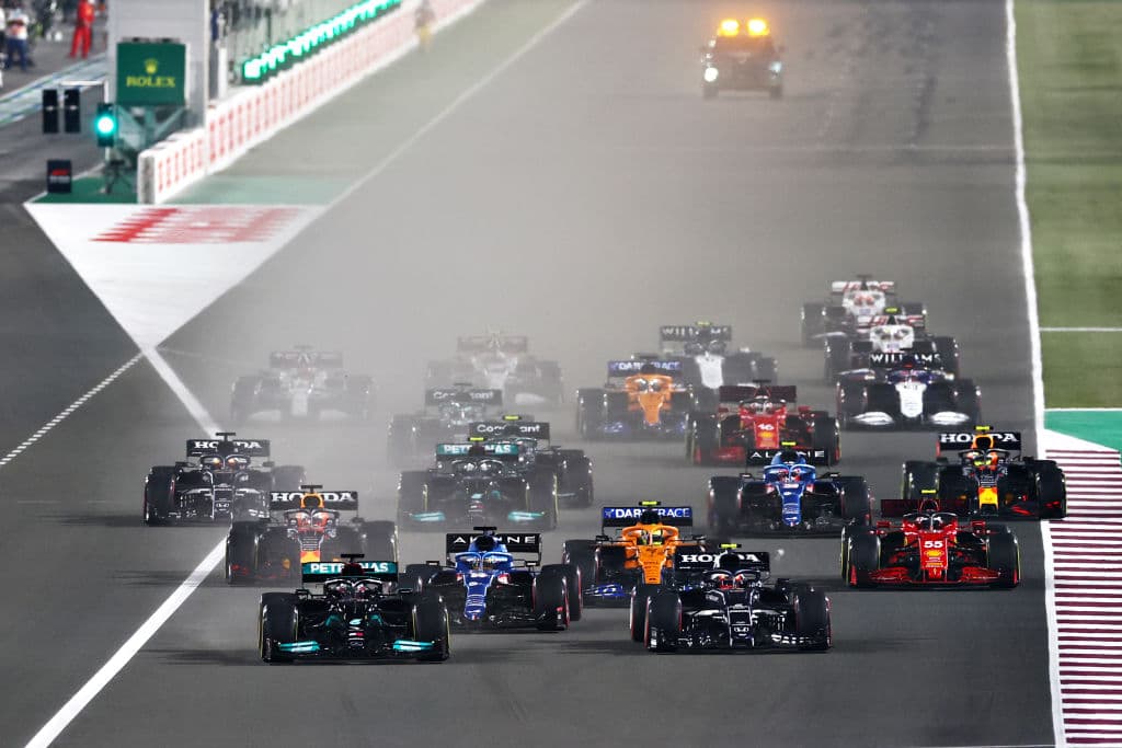 Lewis Hamilton y Mercedes Benz se llevan el Gran Premio de Qatar. El piloto británico logra superarlos y quedarse en la primera posición y por buen tiempo, seguido de Max Verstappen de Red Bull y, en esta ocasión, el español Fernando Alonso le rebató el tercer lugar a Sergio Pérez, quien se vio forzado a hacer doble parada y perder podio.