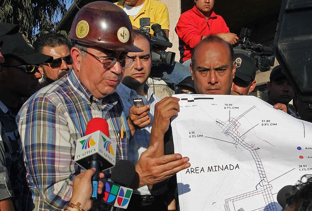 Pese a las labores de rescate que duraron semanas, nunca se pudo determinar el punto donde se encontraban los trabajadores. Tiempo después, el entonces secretario del Trabajo Javier Lozano señaló que había razones científicas para no continuar con el rescate de los cuerpos y finalizaron las labores el 4 de abril de 2017.
<br>
<br>Solo lograron rescatar dos cuerpos.
<br>
<br>En la imagen, del 21 de febrero de 2006, el gerente general de la mina Pasta de Conchos, Rubén Escudero, proporciona detalles de la operación de rescate.