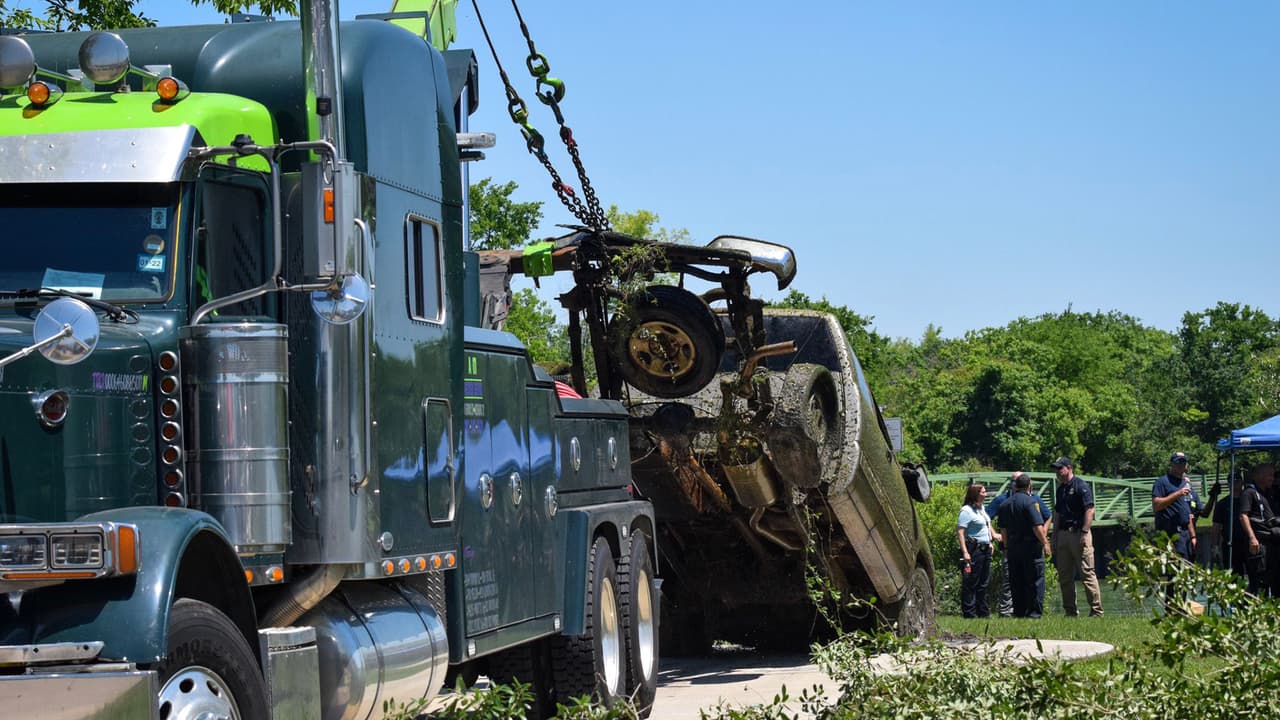 La
<a href="https://twitter.com/houstonpolice/status/1390390441313333248" target="_blank">policía de Houston</a> informó que el hallazgo formará parte de una nueva investigación para determinar las causas por las que este otro auto terminó sumergido en el lago.