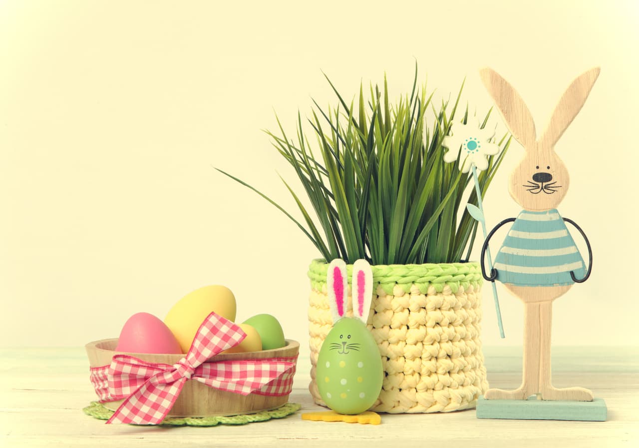 Las tonalidades amarillas, sobre todo ligeras, son ideales para atraer la alegría y bienestar, y son estupendas tanto para las paredes de la cocina o el comedor, donde se reúna la gente a comer, así como el dormitorio de los niños.