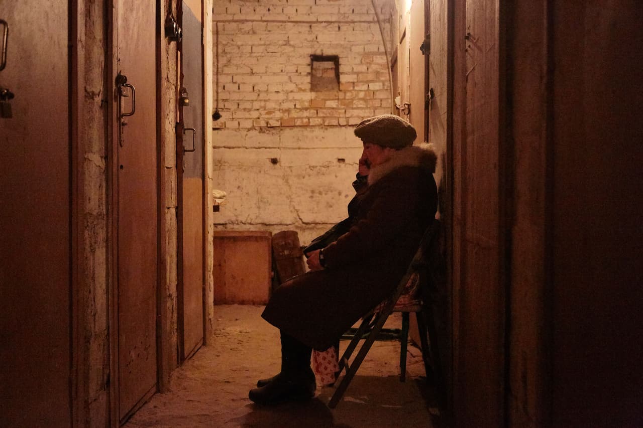 Un residente de Kiev en el sótano de su edificio, que fue establecido por las autoridades como refugio antibombas. 28 de febrero.
<br>