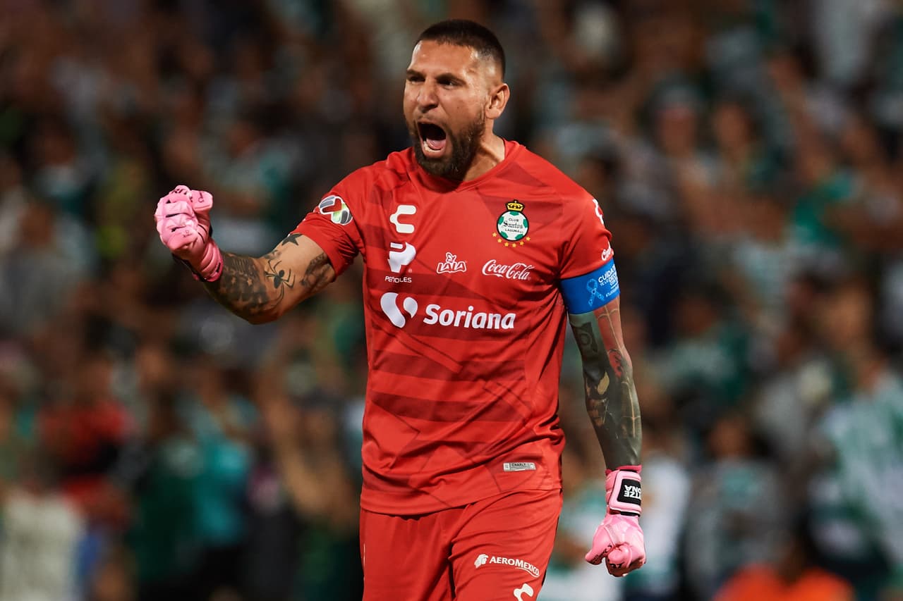 Jonathan Orozco | El experimentado arquero de Santos, tiene un valor en el mercado de 2.2 millones de dólares.