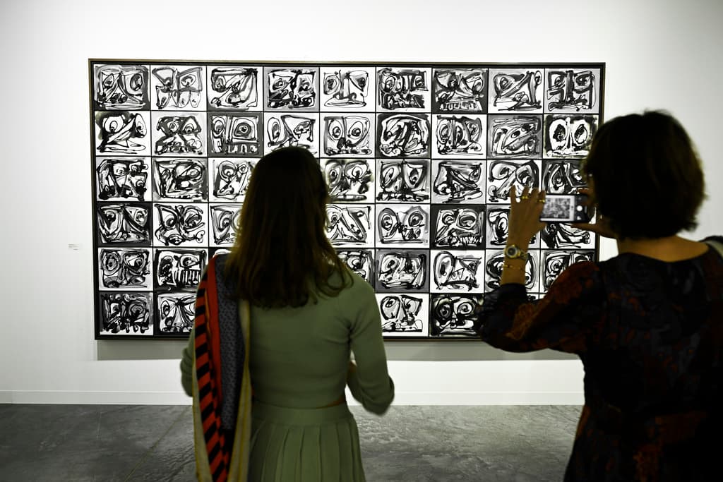 El público toma fotos de sus obras preferidas.