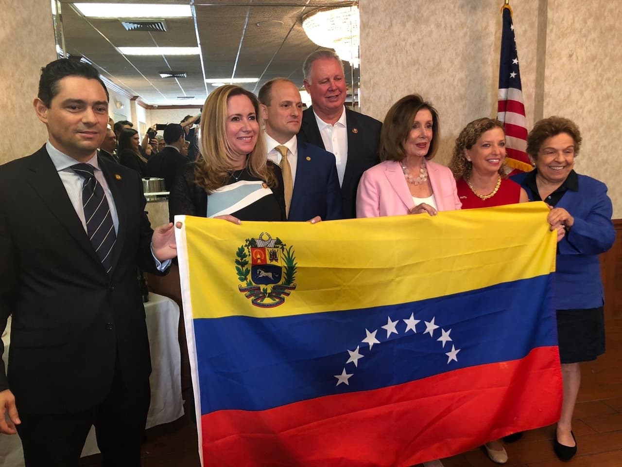 La congresista Debbie Mucarsel-Powell (segunda desde la izquierda) con el embajador de Venezuela en los Estados Unidos, Carlos Vecchio, y otras congresistas demócratas: la líder de la Cámara de Representantes, Nancy Pelosi (tercera desde la derecha), la congresista Debbie Wasserman Schultz de la Florida (segunda desde la derecha) y la congresista Donna Shalala de la Florida (derecha).