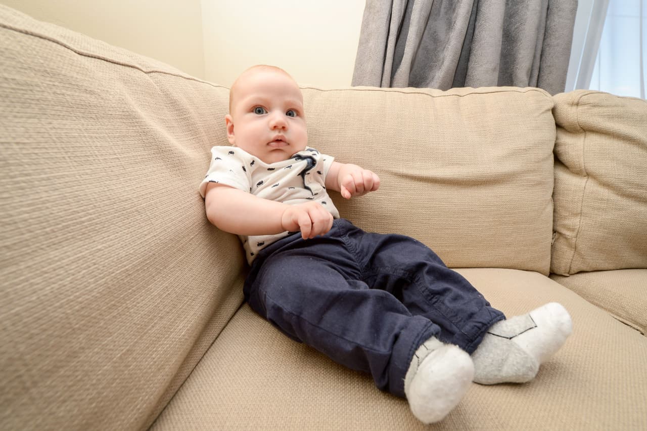 El pequeñín luce como un niño, cuando en realidad sólo tiene tres meses de vida.