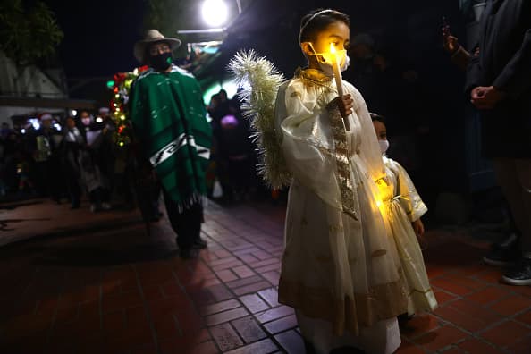 Si bien la cantidad de pacientes hospitalizados bajó a 742 para este sábado y los casos en terapia intensiva se mantienen en 180, los expertos insisten en que a mayor contagios mayor la probabilidad de que se surjan nuevas variantes.