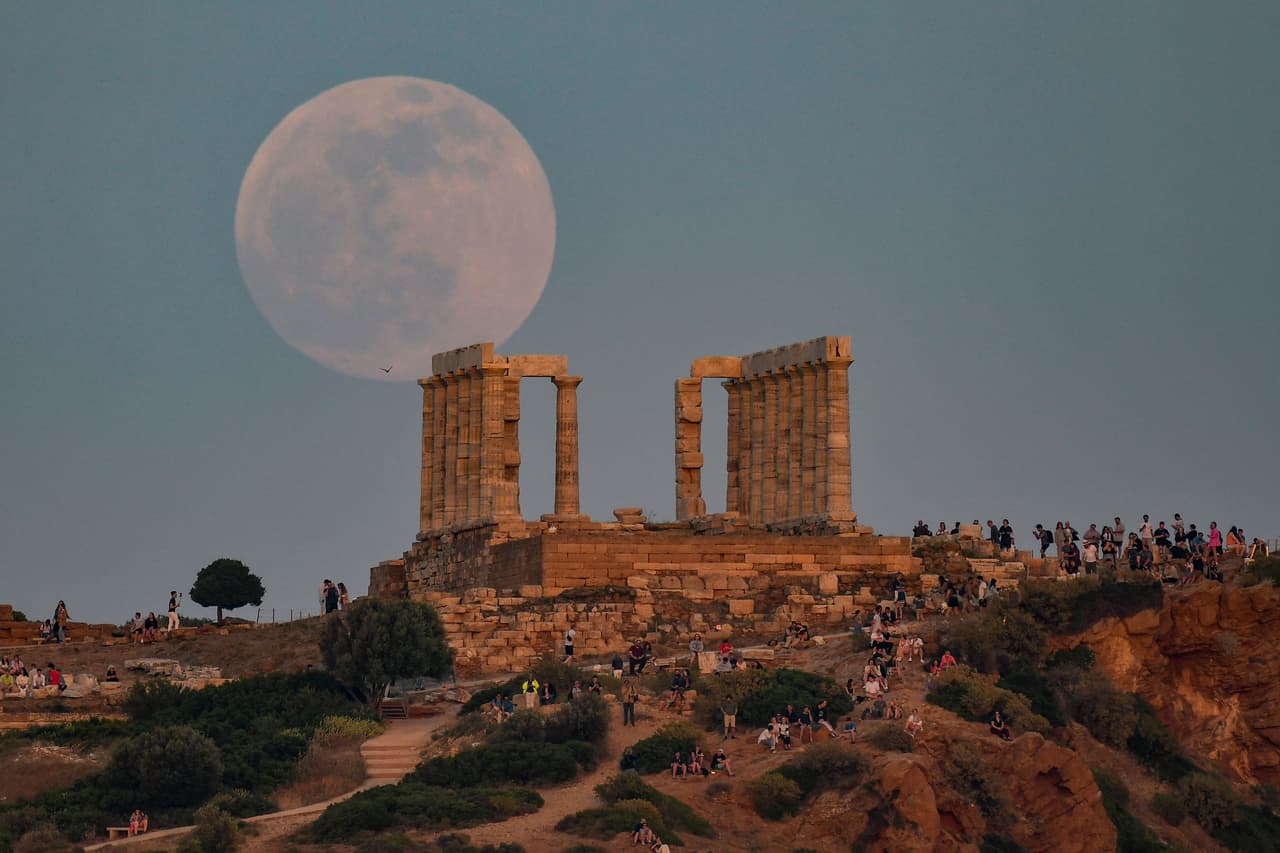 Locales y turistas pudieron disfrutar de esta sensacional imagen de la superluna detrás del Templo de Poseidón, en Atenas, Grecia.