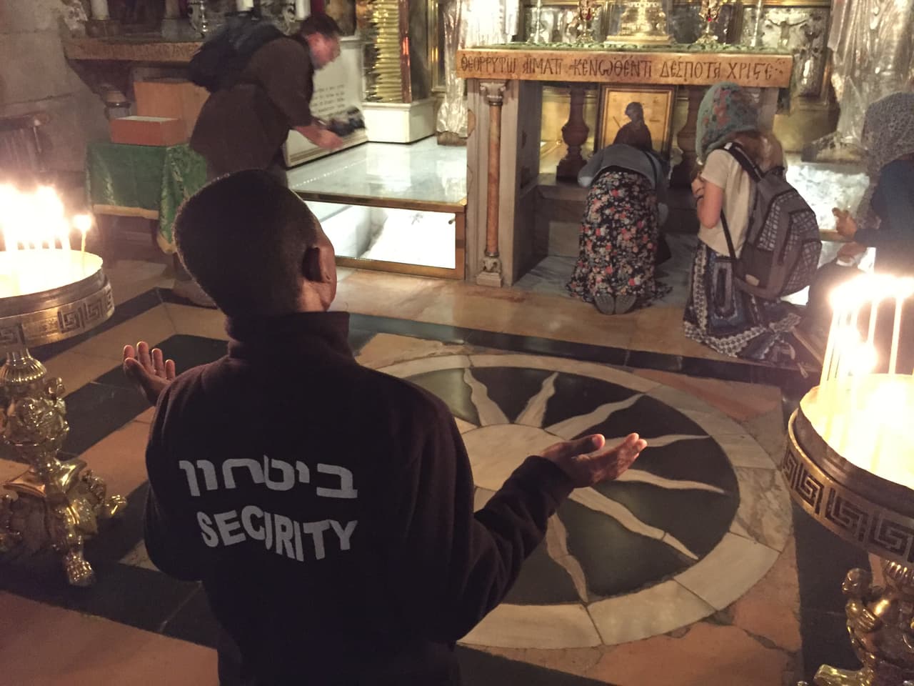 Iglesia del Santo Sepulcro. Cristianos se arrodillan frente al lugar donde creen fue crucificado Jesús.