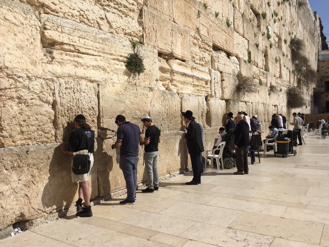 Judíos orando en el Muro de los Lamentos, la única pared que queda del destruido Templo en Jerusalén.