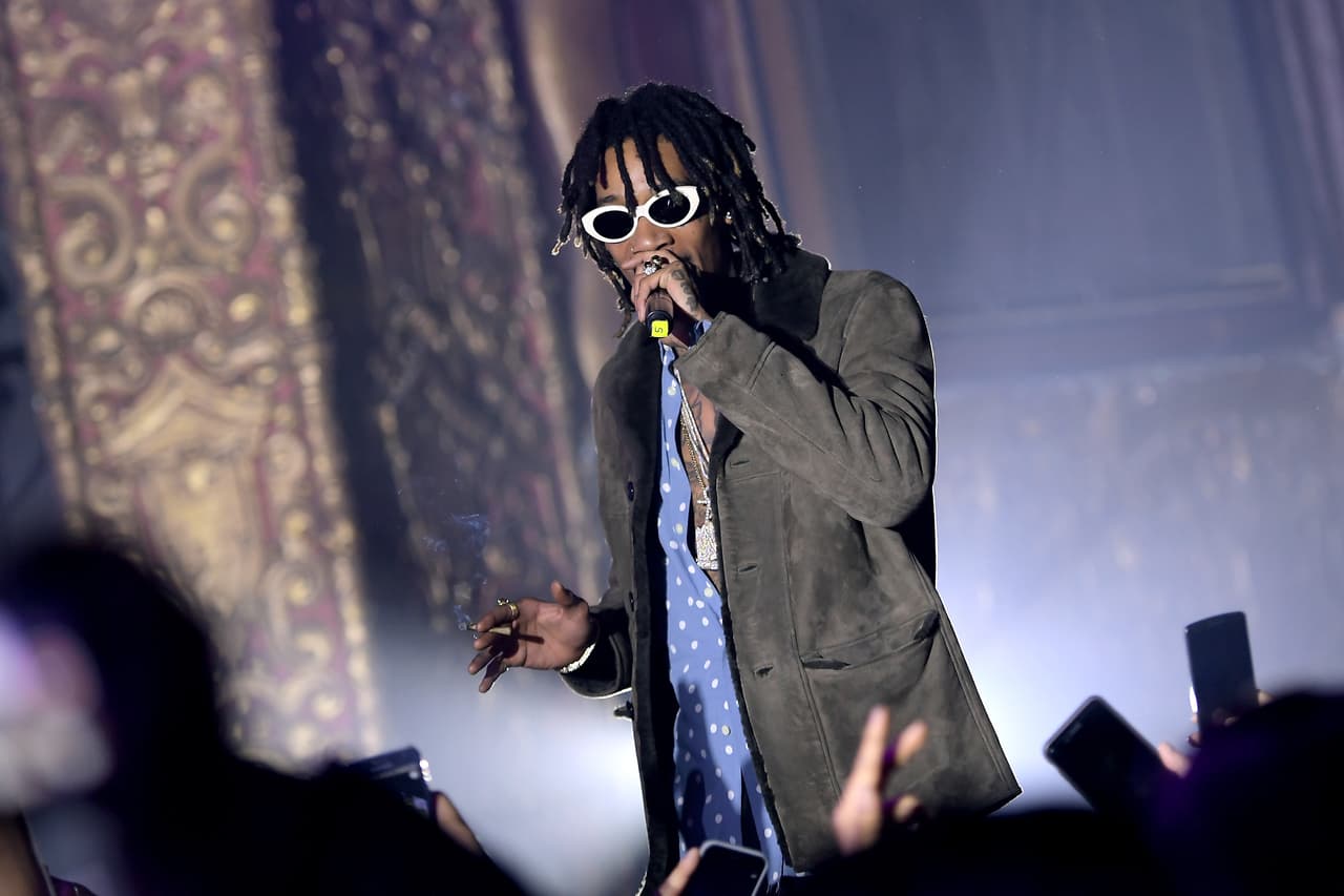 Rapero estadounidense causa controversia por llevar flores a la tumba de Pablo Escobar