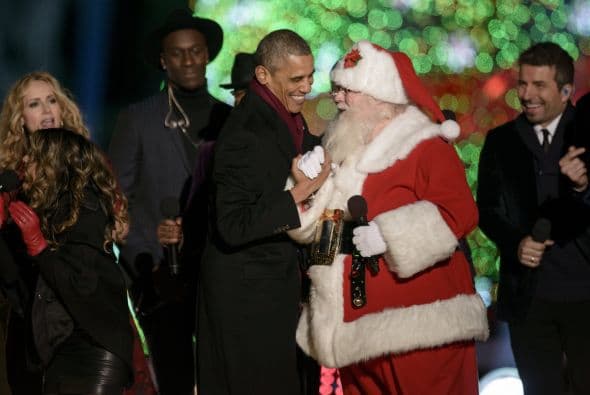 Ataviados con gorros, bufandas y abrigos, centenares de familias con niños recibieron con una ovación al presidente, su esposa, Michelle, y sus hijas, Malia y Sasha.