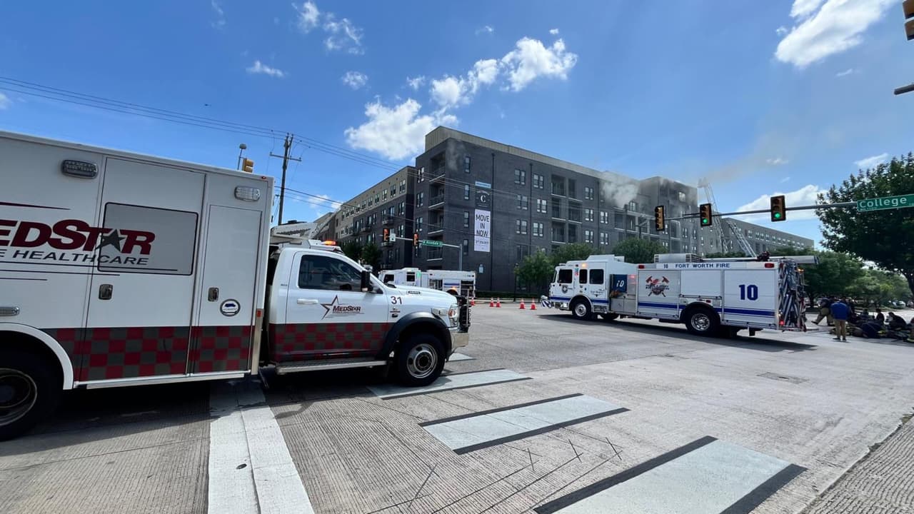 <h3 class="cms-H3-H3">Evacuación total y fuego en el techo </h3>
<br>El incendio comenzó poco antes de las 2:30 p.m. y 
<b>fue escalando rápidamente hasta convertirse en una emergencia de cinco alarmas. </b>Esto significa que 
<b>se requirió la presencia de más de 100 bomberos, camiones y equipos especiales para intentar contener el fuego.</b> De acuerdo con el portavoz del Departamento de Bomberos, todos los residentes del complejo fueron evacuados de inmediato. “Están rotando cuadrillas debido al calor extremo”, indicó el vocero Mike Trojacek. 
<b>Cerca de 150 bomberos permanecen en el lugar, donde la escena sigue siendo activa.</b>