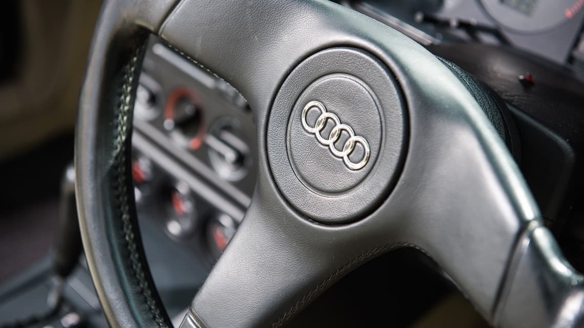 Aunque aún no contaba con bolsa de aire, el volante del Audi cabriolet colapsaba dentro del tablero para minimizar el impacto con el conductor en caso de un accidente. Afortunadamente este Audi ha sobrevivido ileso durante los últimos 23 años.