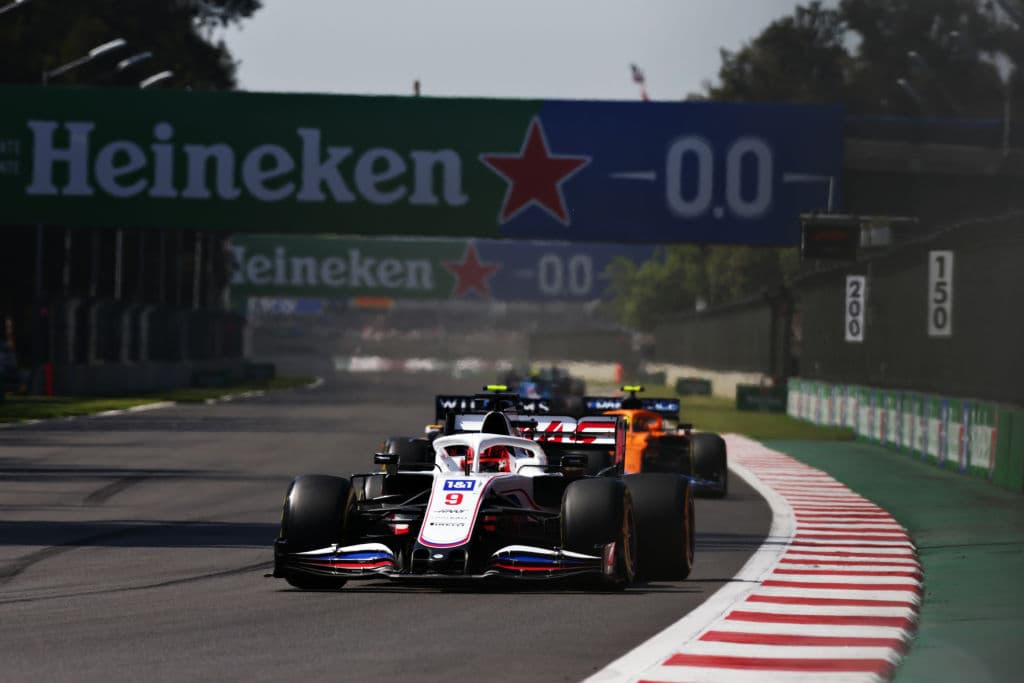 Red Bull hace el 1-3 con Max Verstappen en primer lugar y Sergio Pérez en tercero durante el Gran Premio de México en la Formula 1. Lewis Hamilton se quedó con la segunda posición durante la carrera. El mexicano logró subirse al podio en se casa.