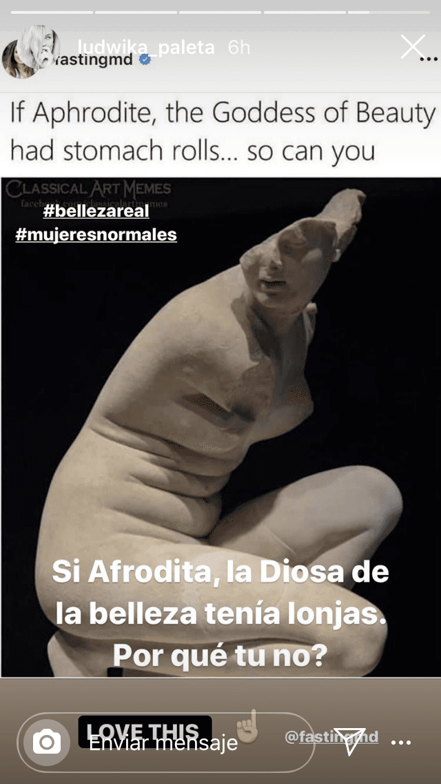 La esposa de Emiliano Salinas compartió una fotografía de la escultura de una diosa griega, que presentaba pliegues en el abdomen.