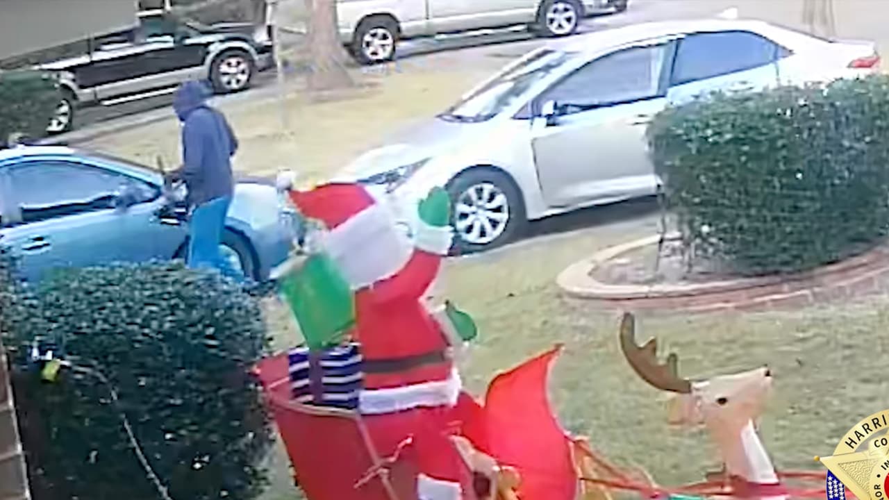 En las imágenes se observa que mientras los vecinos pasaban sin saberlo, un hombre afroamericano levanta el vehículo con un gato.