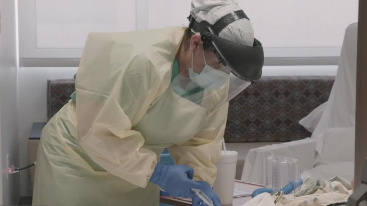 “Podemos empezar a ver la luz al final del túnel”: personal médico sigue en el frente de batalla contra el covid-19