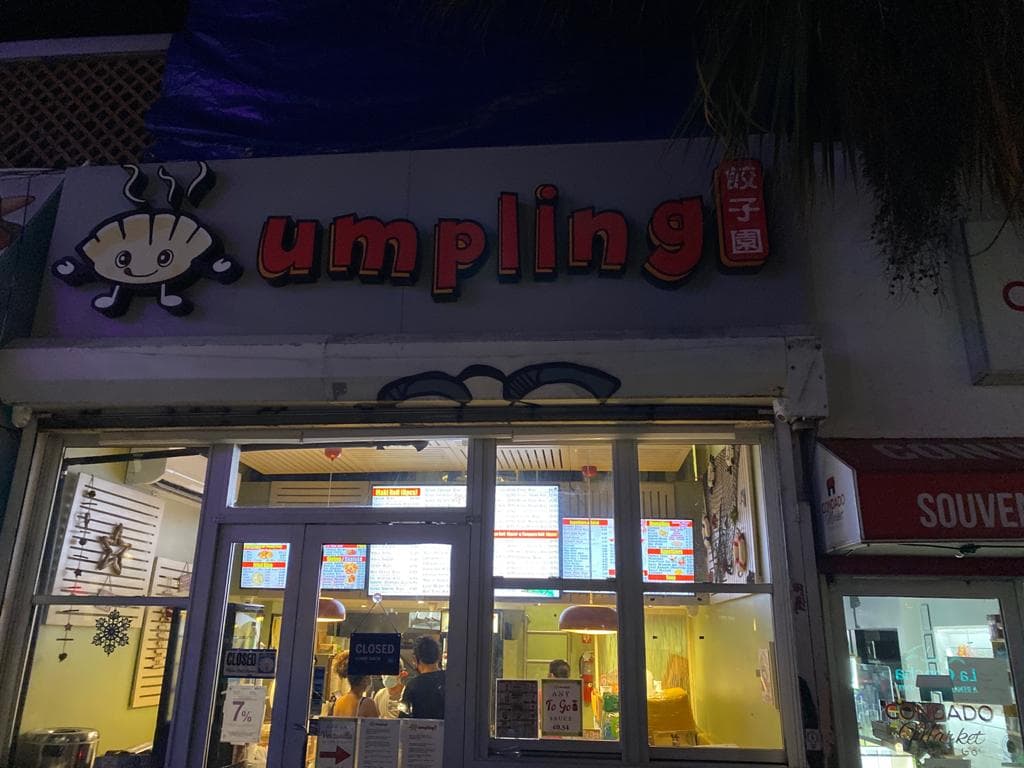 Además, tenían filas afuera del establecimiento, en violación a la orden ejecutiva y sin el debido distanciamiento social requerido.