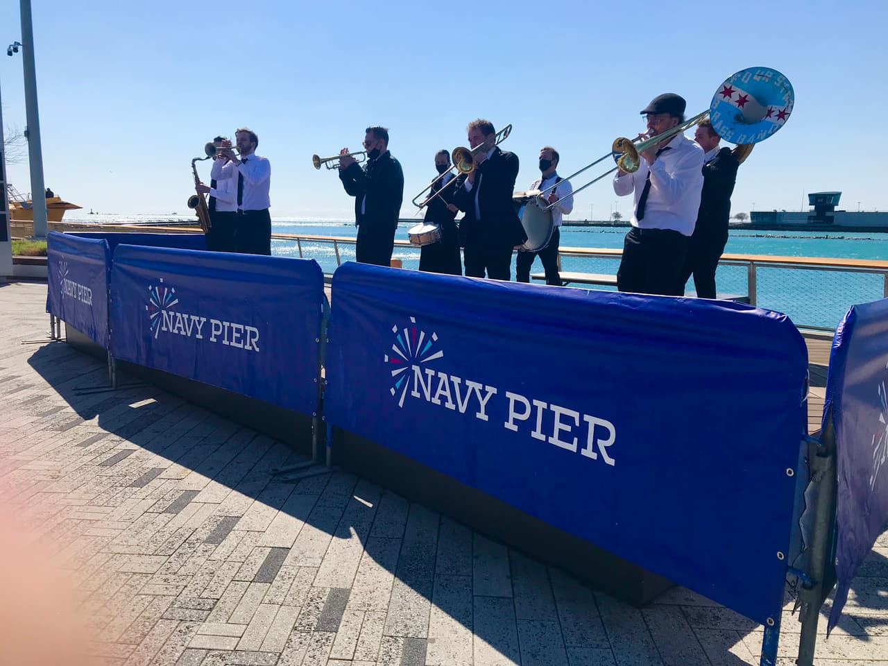 En esta fase inicial, abrirán el acceso público a los estacionamientos Navy Pier, Polk Bros Park, Peoples Energy Welcome Pavilion, los muelles norte y sur, Pier Park, a algunas atracciones selectas, barcos turísticos y cruceros, el nuevo Hotel Sable y restaurantes selectos con capacidad limitada.
<br>