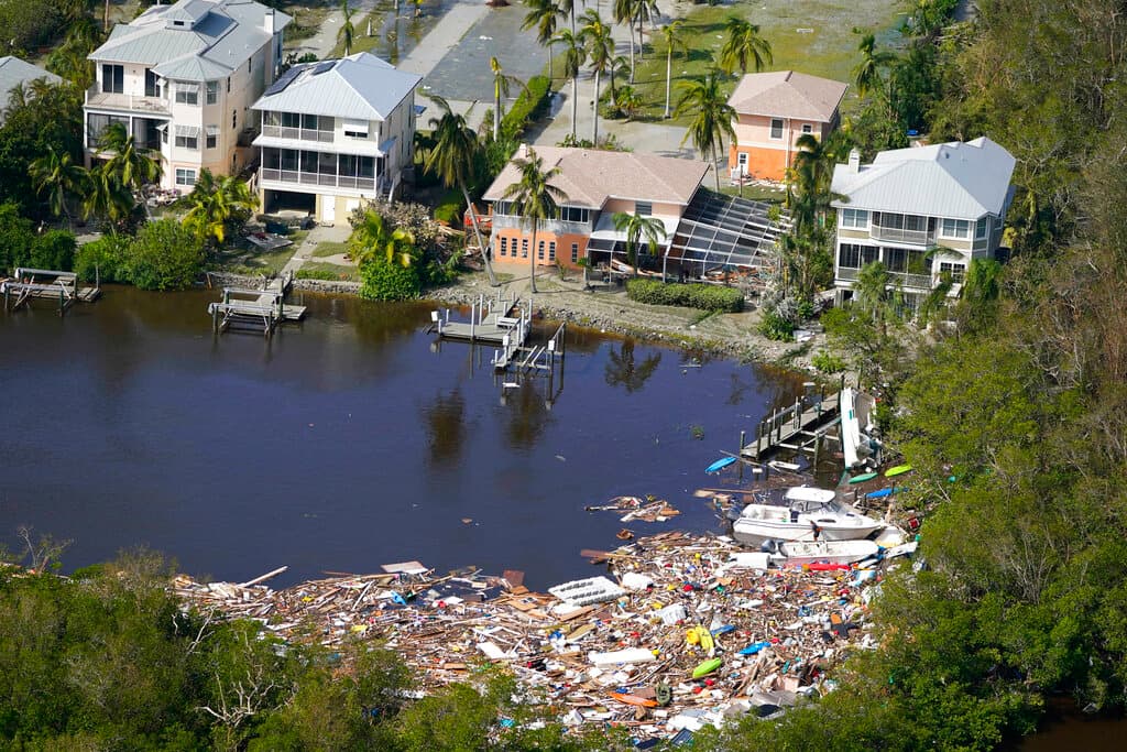 Esta foto aérea muestra casas dañadas y escombros tras el paso del huracán Ian, en Fort Myers Beach, Florida.