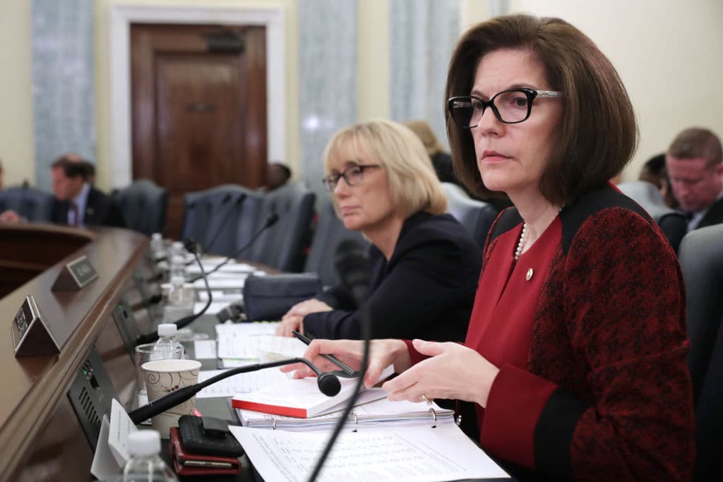 <b>NEVADA. Escaño demócrata. En peligro. </b>Catherine Cortez Masto, quien en 2016 se convirtió en la primera hispana elegida para el Senado, busca su reelección. También a ella la afecta los niveles de popularidad del presidente, quien ganó en su estado por unos 2 puntos. A la espera de la definición de su contrincante republicano en las primarias de junio, la senadora maneja una fuerte campaña, incluyendo avisos en español dirigidos a los trabajadores hispanos del sector de servicios.