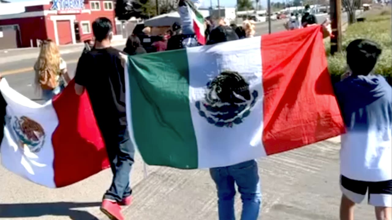 Una bandera mexicana acompañada de gritos como 
<b>"protección para nuestros strret vendors" </b>se escuchó al mediodía en las calles de Madera.