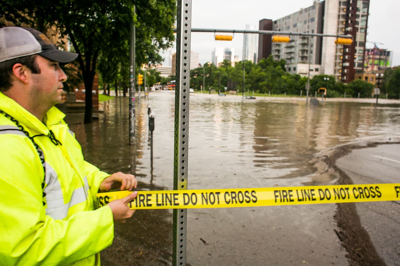Algunas zonas de la ciudad quedaron bajo el agua luego de intensas lluvias.