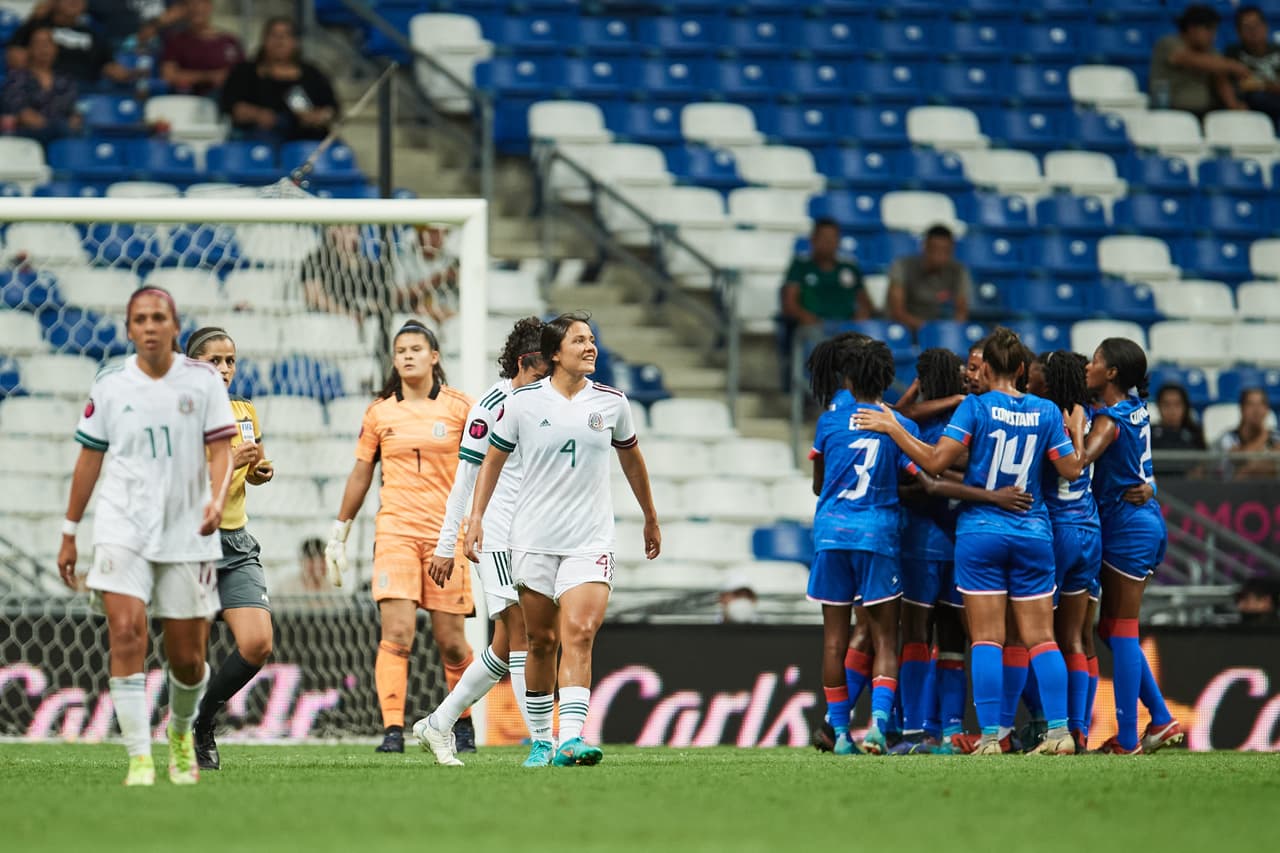 Dos penales en contra al 12’ y al 64’, condenaron a México cuando parecía encontrar el empate. En la recta final, un golazo de tiro libre ponía el 3-0 definitivo para Haití que dejó al Tri con un pie fuera de la Copa del Mundo.